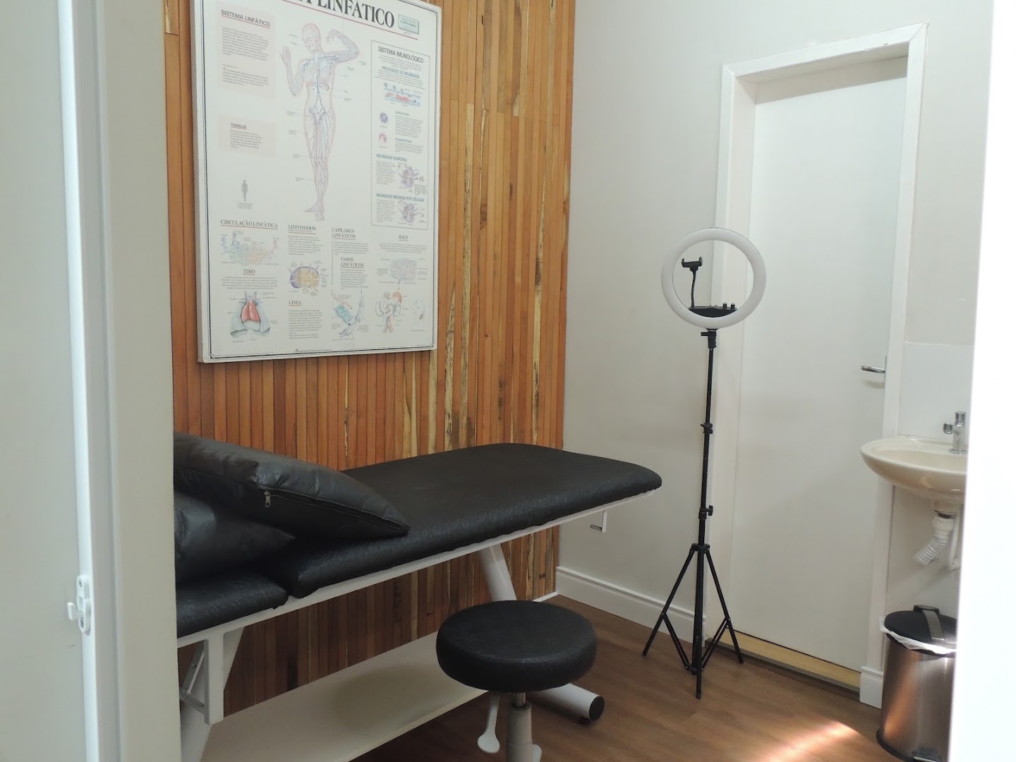 Sala de atendimento de estética dentro do Pherfil Studio